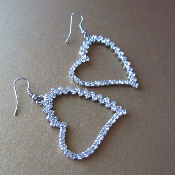 White Crystals Heart Shape Fashion Earrings - Picture 4 of 9